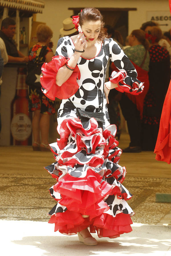 Este miércoles ha sido la jornada en la que más gente se animaba a visitar el Real de la Feria. Muchos trajes de flamenca, peinetas y flores pintaban de color la zona de casetas a mediodía. En  este enlace puedes ver las mejores imágenes  de este Corpus 2018