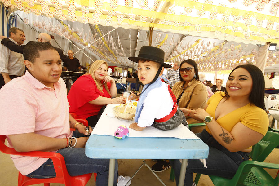 Este miércoles ha sido la jornada en la que más gente se animaba a visitar el Real de la Feria. Muchos trajes de flamenca, peinetas y flores pintaban de color la zona de casetas a mediodía. En  este enlace puedes ver las mejores imágenes  de este Corpus 2018