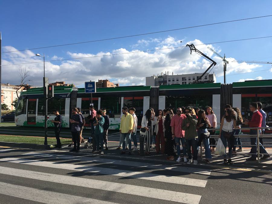 Este miércoles ha sido la jornada en la que más gente se animaba a visitar el Real de la Feria. Muchos trajes de flamenca, peinetas y flores pintaban de color la zona de casetas. En  este enlace puedes ver las mejores imágenes  de este Corpus 2018