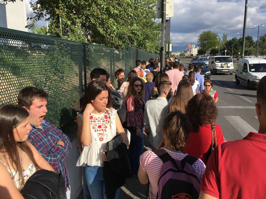 Este miércoles ha sido la jornada en la que más gente se animaba a visitar el Real de la Feria. Muchos trajes de flamenca, peinetas y flores pintaban de color la zona de casetas. En  este enlace puedes ver las mejores imágenes  de este Corpus 2018