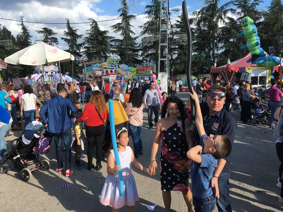 Este miércoles ha sido la jornada en la que más gente se animaba a visitar el Real de la Feria. Muchos trajes de flamenca, peinetas y flores pintaban de color la zona de casetas. En  este enlace puedes ver las mejores imágenes  de este Corpus 2018