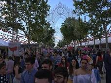 Este miércoles ha sido la jornada en la que más gente se animaba a visitar el Real de la Feria. Muchos trajes de flamenca, peinetas y flores pintaban de color la zona de casetas. En  este enlace puedes ver las mejores imágenes  de este Corpus 2018