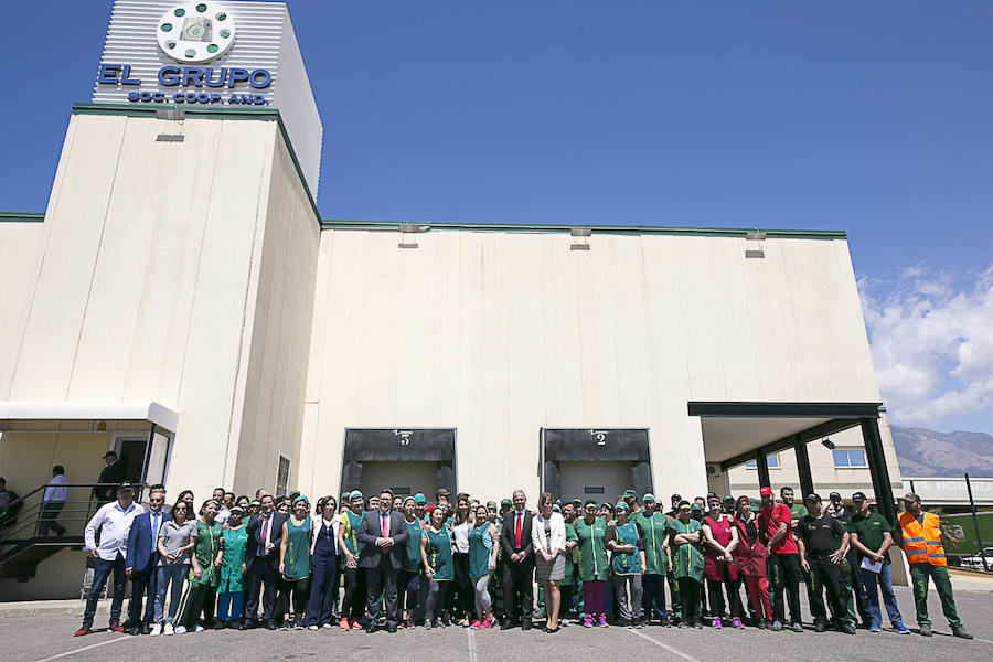 La presidenta de la Junta de Andalucía ha vuelto hoy a Granada tras un tiempo sin visitas para recorrer las instalaciones de la cooperativa El Grupo de Castell de Ferro