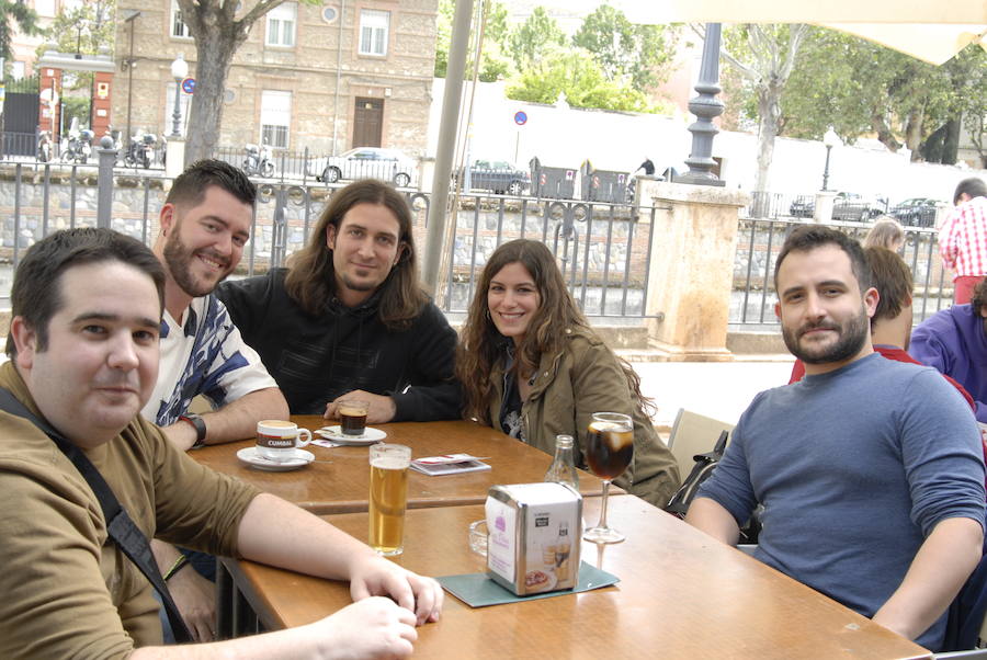 Como cada mediodía durante estas fiestas, los amigos de IDEAL se reúnen en Las Titas para celebrar la Feria del Corpus. Si quieres ver el ambiente en el Ferial, en el desfile de La Tarasca o en días anteriores  pulsa este enlace .