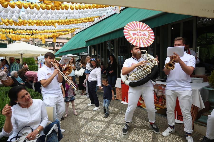 Como cada mediodía durante estas fiestas, los amigos de IDEAL se reúnen en Las Titas para celebrar la Feria del Corpus. Si quieres ver el ambiente en el Ferial, en el desfile de La Tarasca o en días anteriores  pulsa este enlace .