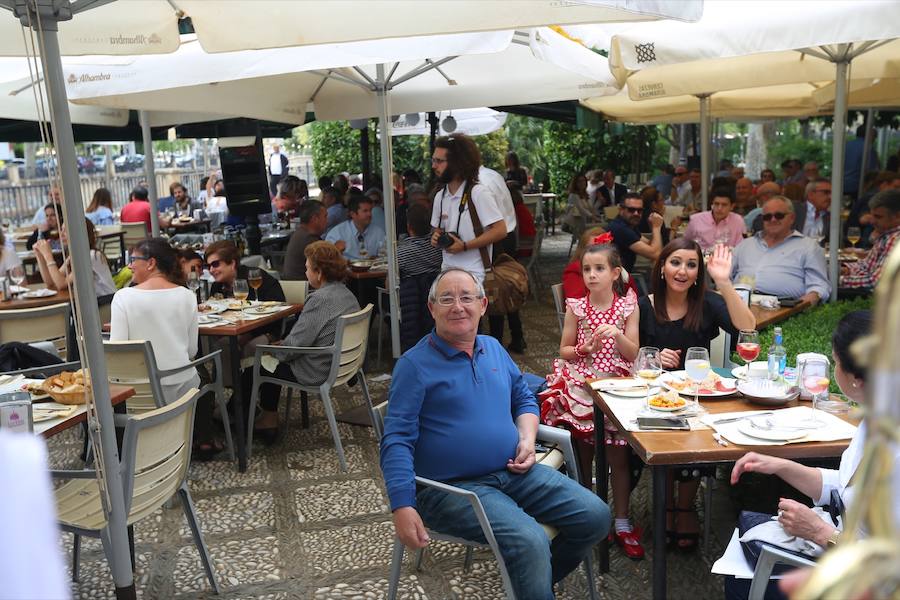 Como cada mediodía durante estas fiestas, los amigos de IDEAL se reúnen en Las Titas para celebrar la Feria del Corpus. Si quieres ver el ambiente en el Ferial, en el desfile de La Tarasca o en días anteriores  pulsa este enlace .