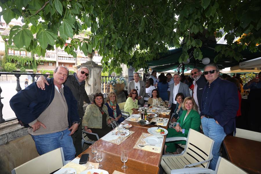 Como cada mediodía durante estas fiestas, los amigos de IDEAL se reúnen en Las Titas para celebrar la Feria del Corpus. Si quieres ver el ambiente en el Ferial, en el desfile de La Tarasca o en días anteriores  pulsa este enlace .