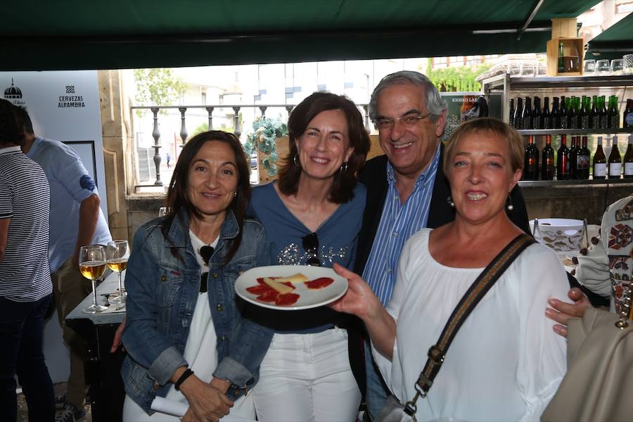 Como cada mediodía durante estas fiestas, los amigos de IDEAL se reúnen en Las Titas para celebrar la Feria del Corpus. Si quieres ver el ambiente en el Ferial, en el desfile de La Tarasca o en días anteriores  pulsa este enlace .