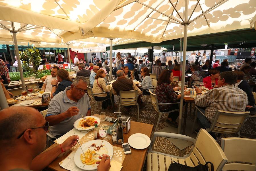 Como cada mediodía durante estas fiestas, los amigos de IDEAL se reúnen en Las Titas para celebrar la Feria del Corpus. Si quieres ver el ambiente en el Ferial, en el desfile de La Tarasca o en días anteriores  pulsa este enlace .