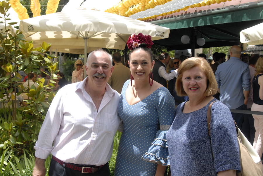 Como cada mediodía durante estas fiestas, los amigos de IDEAL se reúnen en Las Titas para celebrar la Feria del Corpus. Si quieres ver el ambiente en el Ferial, en el desfile de La Tarasca o en días anteriores  pulsa este enlace .