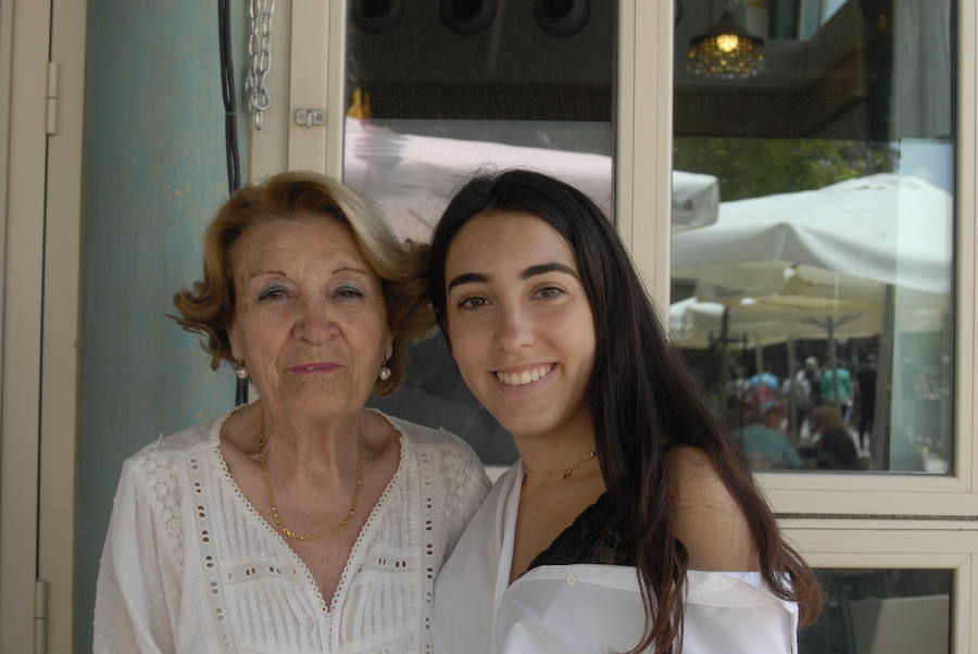 Como cada mediodía durante estas fiestas, los amigos de IDEAL se reúnen en Las Titas para celebrar la Feria del Corpus. Si quieres ver el ambiente en el Ferial, en el desfile de La Tarasca o en días anteriores  pulsa este enlace .