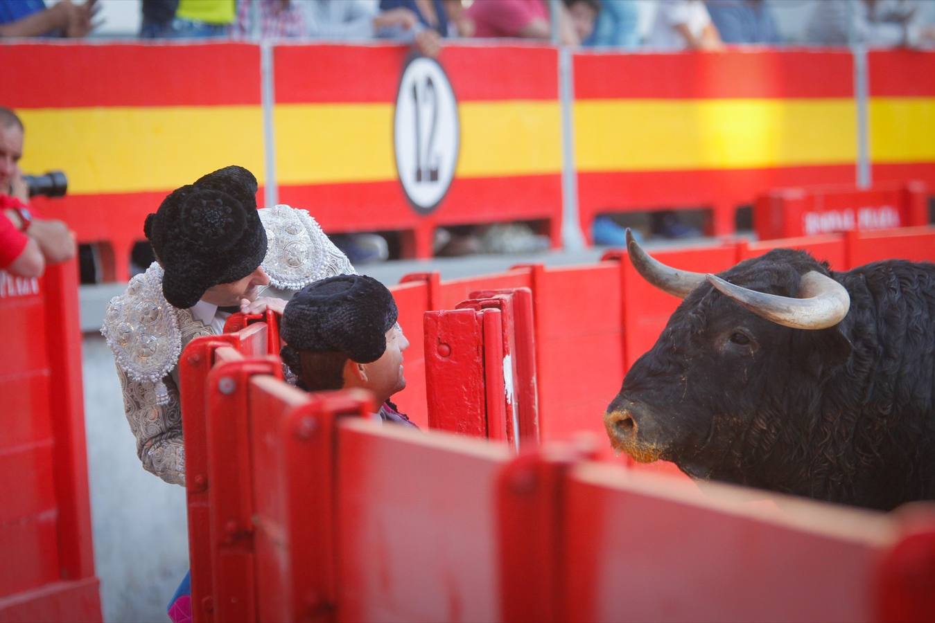 El diestro peruano Joaquín Galdós protagonizó la primera salida a hombros del serial, merced a una entregadísima actuación, en una tarde en la que Álvaro Lorenzo también rayó a buen nivel, pero perdiendo el triunfo por su mala espada. Puedes ver todas las imágenes de este Corpus pinchando en el  siguiente enlace .