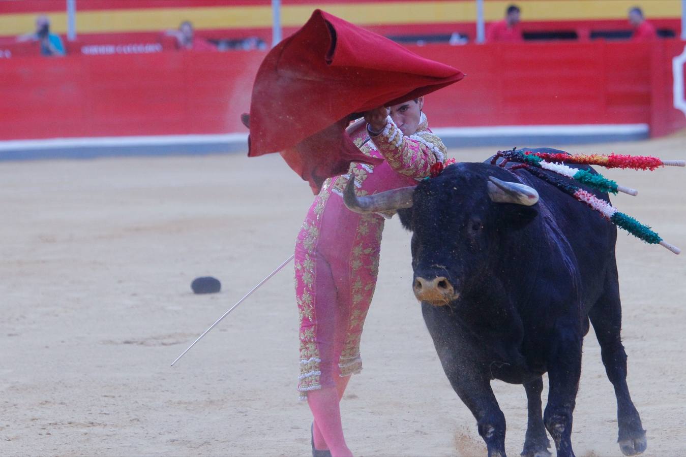 El diestro peruano Joaquín Galdós protagonizó la primera salida a hombros del serial, merced a una entregadísima actuación, en una tarde en la que Álvaro Lorenzo también rayó a buen nivel, pero perdiendo el triunfo por su mala espada. Puedes ver todas las imágenes de este Corpus pinchando en el  siguiente enlace .