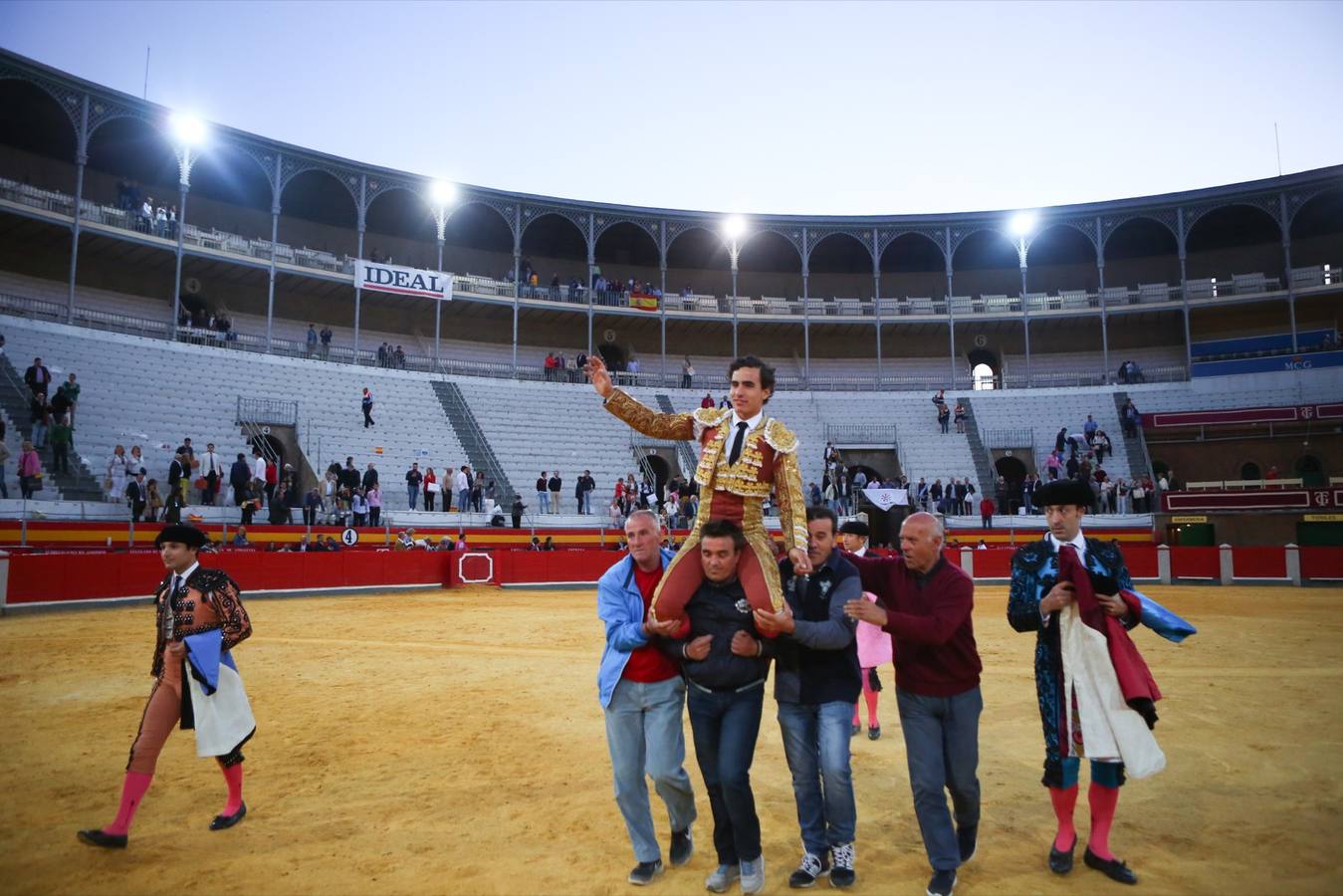 El diestro peruano Joaquín Galdós protagonizó la primera salida a hombros del serial, merced a una entregadísima actuación, en una tarde en la que Álvaro Lorenzo también rayó a buen nivel, pero perdiendo el triunfo por su mala espada. Puedes ver todas las imágenes de este Corpus pinchando en el  siguiente enlace .