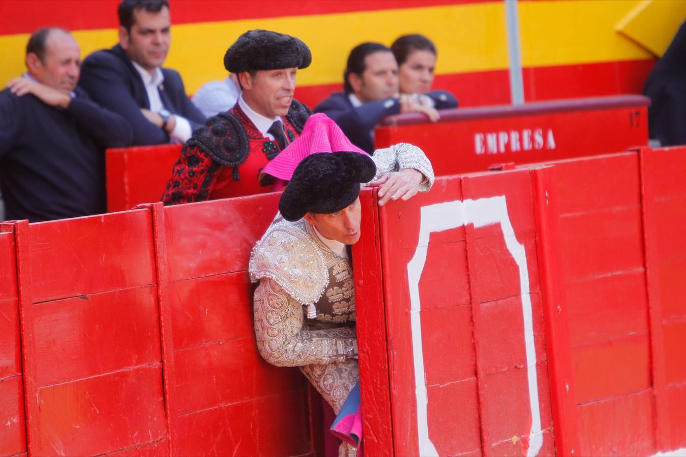 El diestro peruano Joaquín Galdós protagonizó la primera salida a hombros del serial, merced a una entregadísima actuación, en una tarde en la que Álvaro Lorenzo también rayó a buen nivel, pero perdiendo el triunfo por su mala espada. Puedes ver todas las imágenes de este Corpus pinchando en el  siguiente enlace .