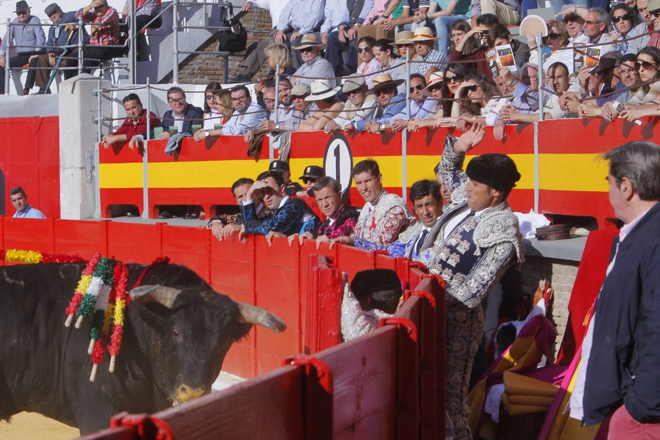 El diestro peruano Joaquín Galdós protagonizó la primera salida a hombros del serial, merced a una entregadísima actuación, en una tarde en la que Álvaro Lorenzo también rayó a buen nivel, pero perdiendo el triunfo por su mala espada. Puedes ver todas las imágenes de este Corpus pinchando en el  siguiente enlace .