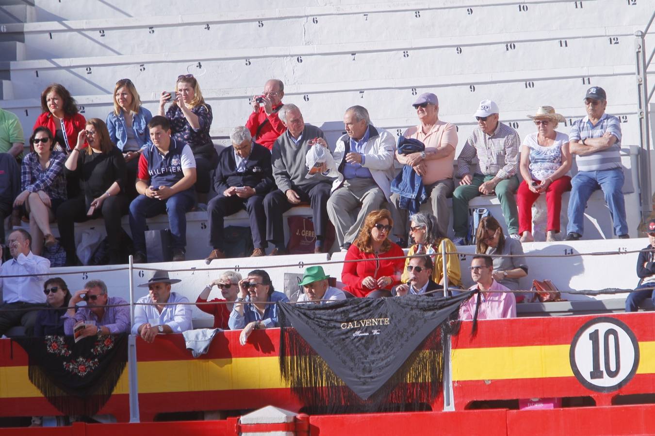 El diestro peruano Joaquín Galdós protagonizó la primera salida a hombros del serial, merced a una entregadísima actuación, en una tarde en la que Álvaro Lorenzo también rayó a buen nivel, pero perdiendo el triunfo por su mala espada. Puedes ver todas las imágenes de este Corpus pinchando en el  siguiente enlace .