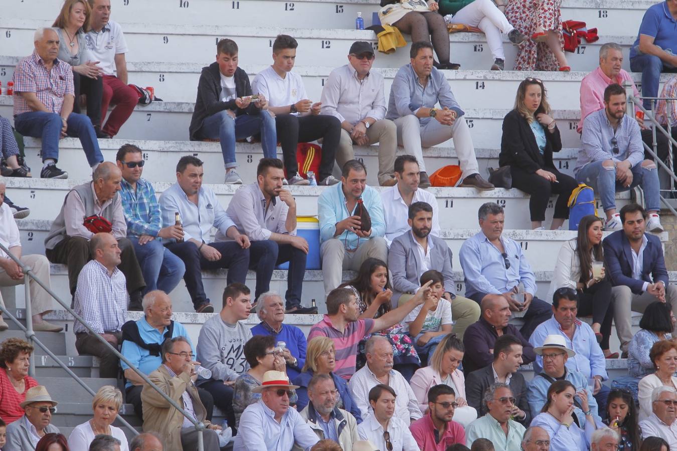 El diestro peruano Joaquín Galdós protagonizó la primera salida a hombros del serial, merced a una entregadísima actuación, en una tarde en la que Álvaro Lorenzo también rayó a buen nivel, pero perdiendo el triunfo por su mala espada. Puedes ver todas las imágenes de este Corpus pinchando en el  siguiente enlace .