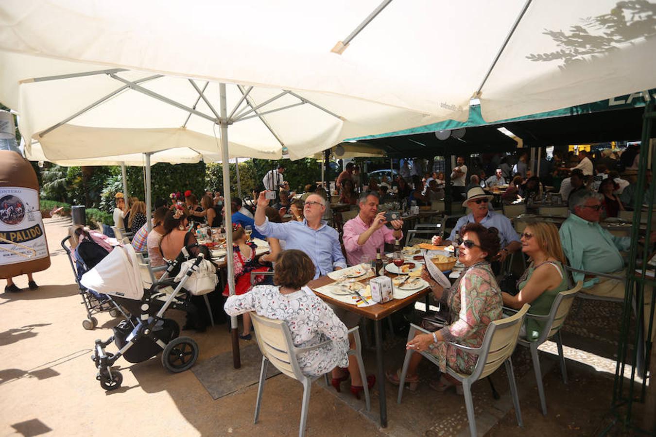 Las Titas en el centro de la ciudad vuelve a presumir del mejor ambiente con muchos amigos de IDEAL. Las mejores imágenes de este Corpus, en este  enlace