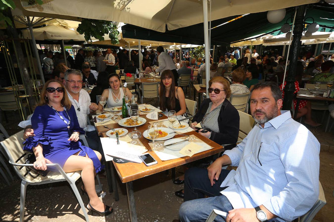 Las Titas en el centro de la ciudad vuelve a presumir del mejor ambiente con muchos amigos de IDEAL. Las mejores imágenes de este Corpus, en este  enlace