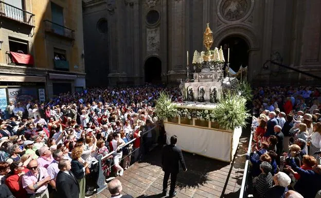 La Custodia recorre las calles de Granada en el Día del Señor