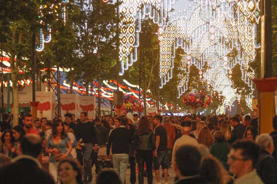 Este miércoles ha sido la jornada en la que más gente se animaba a visitar el Real de la Feria. Muchos trajes de flamenca, peinetas y flores pintaban de color la zona de casetas. En  este enlace puedes ver las mejores imágenes  de este Corpus 2018