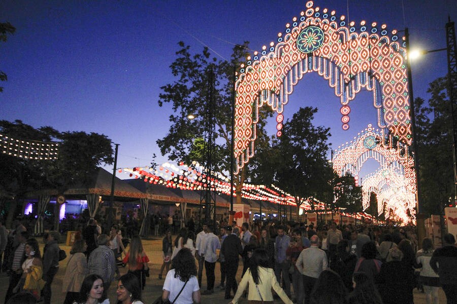 Este miércoles ha sido la jornada en la que más gente se animaba a visitar el Real de la Feria. Muchos trajes de flamenca, peinetas y flores pintaban de color la zona de casetas. En  este enlace puedes ver las mejores imágenes  de este Corpus 2018