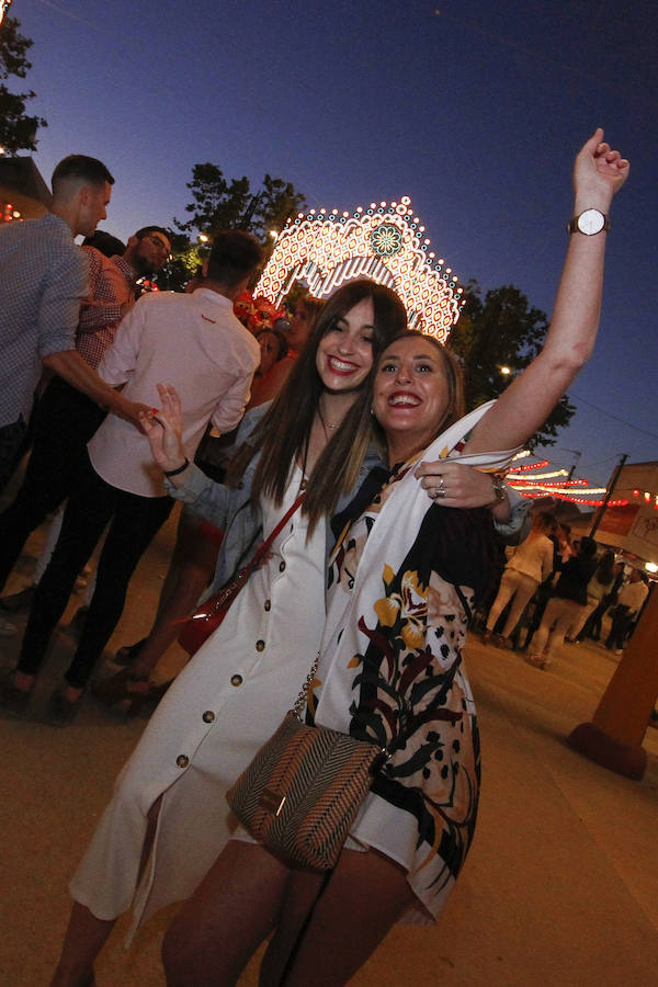 Este miércoles ha sido la jornada en la que más gente se animaba a visitar el Real de la Feria. Muchos trajes de flamenca, peinetas y flores pintaban de color la zona de casetas. En  este enlace puedes ver las mejores imágenes  de este Corpus 2018