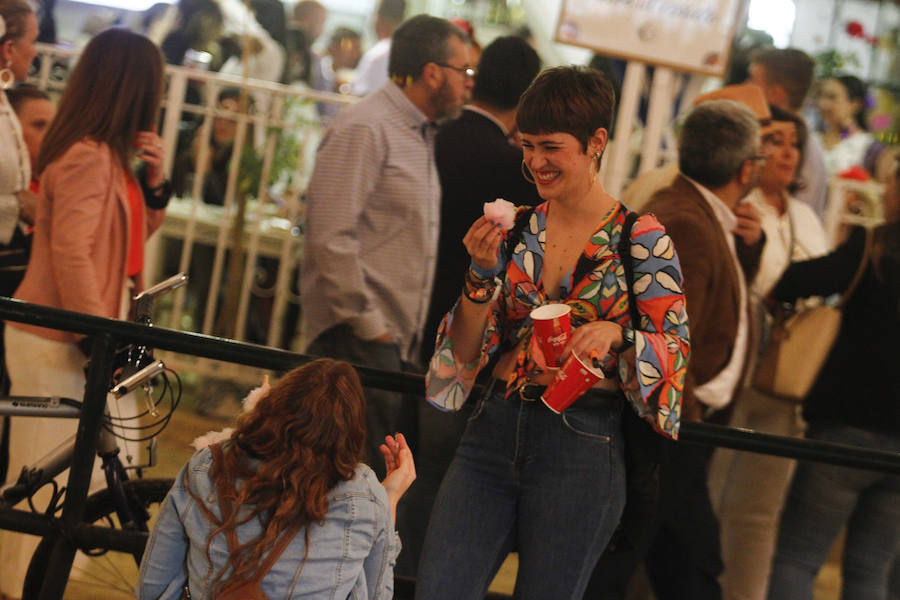 Este miércoles ha sido la jornada en la que más gente se animaba a visitar el Real de la Feria. Muchos trajes de flamenca, peinetas y flores pintaban de color la zona de casetas. En  este enlace puedes ver las mejores imágenes  de este Corpus 2018