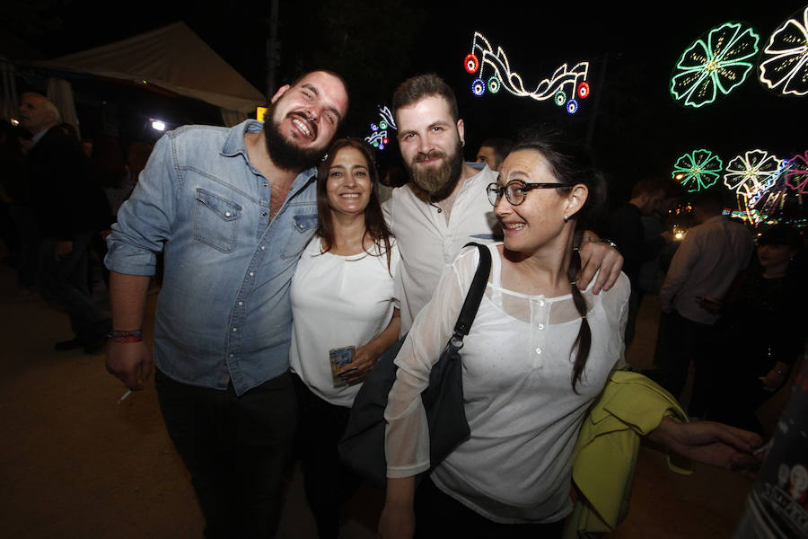 Este miércoles ha sido la jornada en la que más gente se animaba a visitar el Real de la Feria. Muchos trajes de flamenca, peinetas y flores pintaban de color la zona de casetas. En  este enlace puedes ver las mejores imágenes  de este Corpus 2018