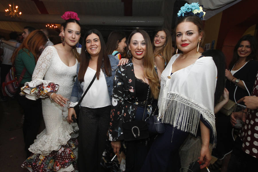 Este miércoles ha sido la jornada en la que más gente se animaba a visitar el Real de la Feria. Muchos trajes de flamenca, peinetas y flores pintaban de color la zona de casetas. En  este enlace puedes ver las mejores imágenes  de este Corpus 2018