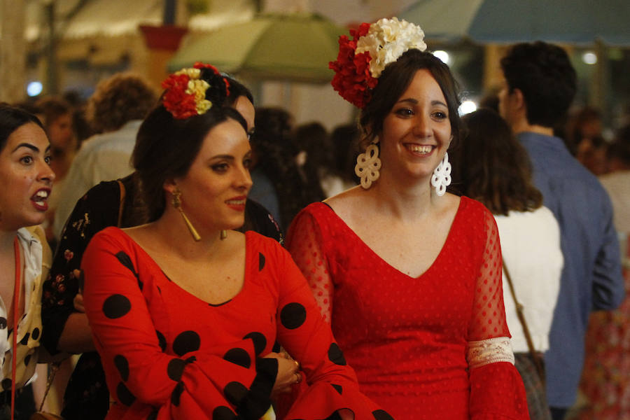 Este miércoles ha sido la jornada en la que más gente se animaba a visitar el Real de la Feria. Muchos trajes de flamenca, peinetas y flores pintaban de color la zona de casetas. En  este enlace puedes ver las mejores imágenes  de este Corpus 2018