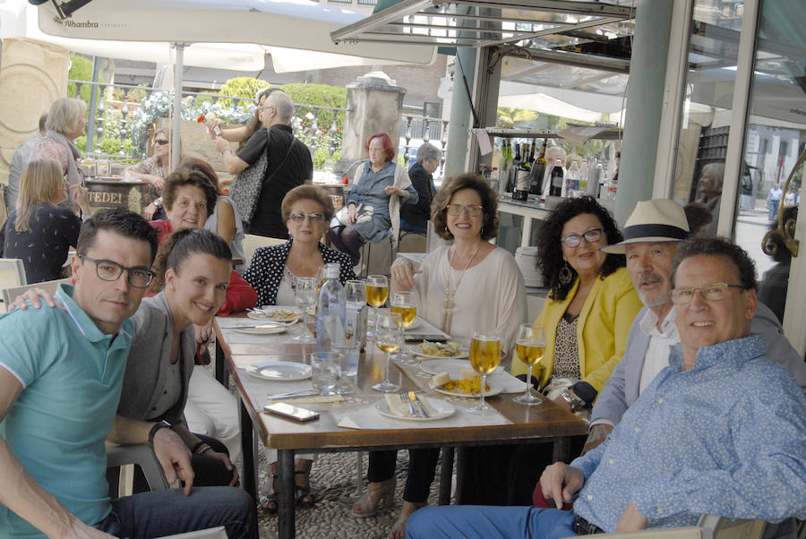 Las Titas en el centro de la ciudad vuelve a presumir del mejor ambiente con muchos amigos de IDEAL. Las mejores imágenes de este Corpus, en este  enlace