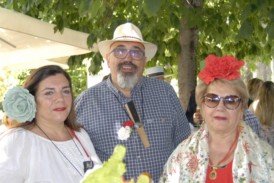 Las Titas en el centro de la ciudad vuelve a presumir del mejor ambiente con muchos amigos de IDEAL. Las mejores imágenes de este Corpus, en este  enlace