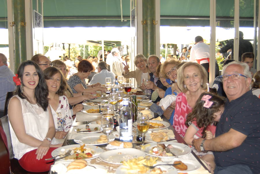 Las Titas en el centro de la ciudad vuelve a presumir del mejor ambiente con muchos amigos de IDEAL. Las mejores imágenes de este Corpus, en este  enlace