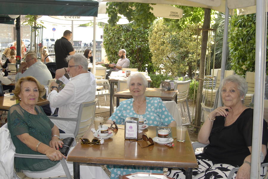 Las Titas en el centro de la ciudad vuelve a presumir del mejor ambiente con muchos amigos de IDEAL. Las mejores imágenes de este Corpus, en este  enlace