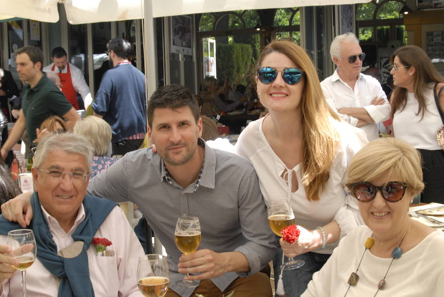 Las Titas en el centro de la ciudad vuelve a presumir del mejor ambiente con muchos amigos de IDEAL. Las mejores imágenes de este Corpus, en este  enlace