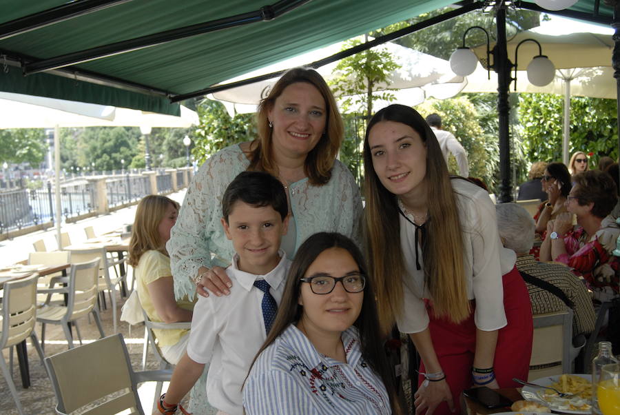 Las Titas en el centro de la ciudad vuelve a presumir del mejor ambiente con muchos amigos de IDEAL. Las mejores imágenes de este Corpus, en este  enlace