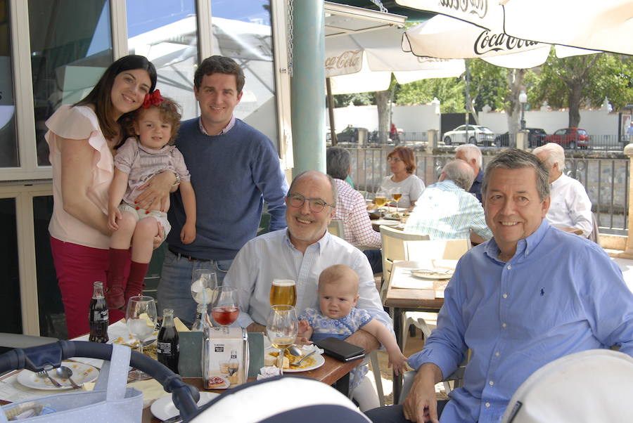 Las Titas en el centro de la ciudad vuelve a presumir del mejor ambiente con muchos amigos de IDEAL. Las mejores imágenes de este Corpus, en este  enlace