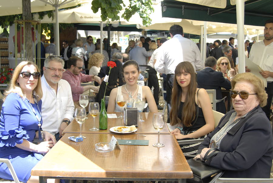 Las Titas en el centro de la ciudad vuelve a presumir del mejor ambiente con muchos amigos de IDEAL. Las mejores imágenes de este Corpus, en este  enlace