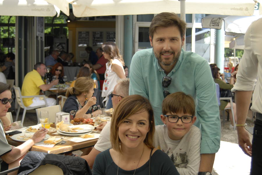 Las Titas en el centro de la ciudad vuelve a presumir del mejor ambiente con muchos amigos de IDEAL. Las mejores imágenes de este Corpus, en este  enlace