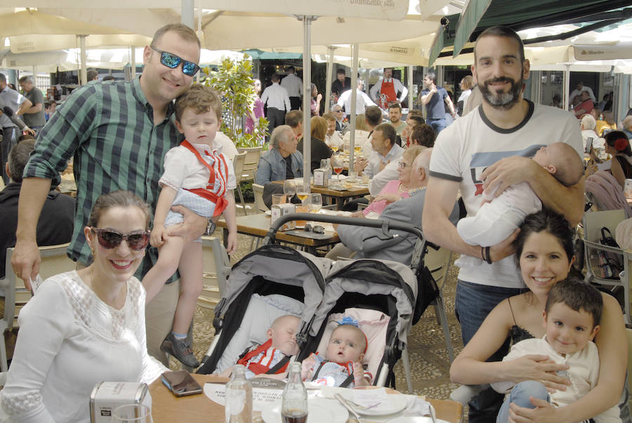 Las Titas en el centro de la ciudad vuelve a presumir del mejor ambiente con muchos amigos de IDEAL. Las mejores imágenes de este Corpus, en este  enlace