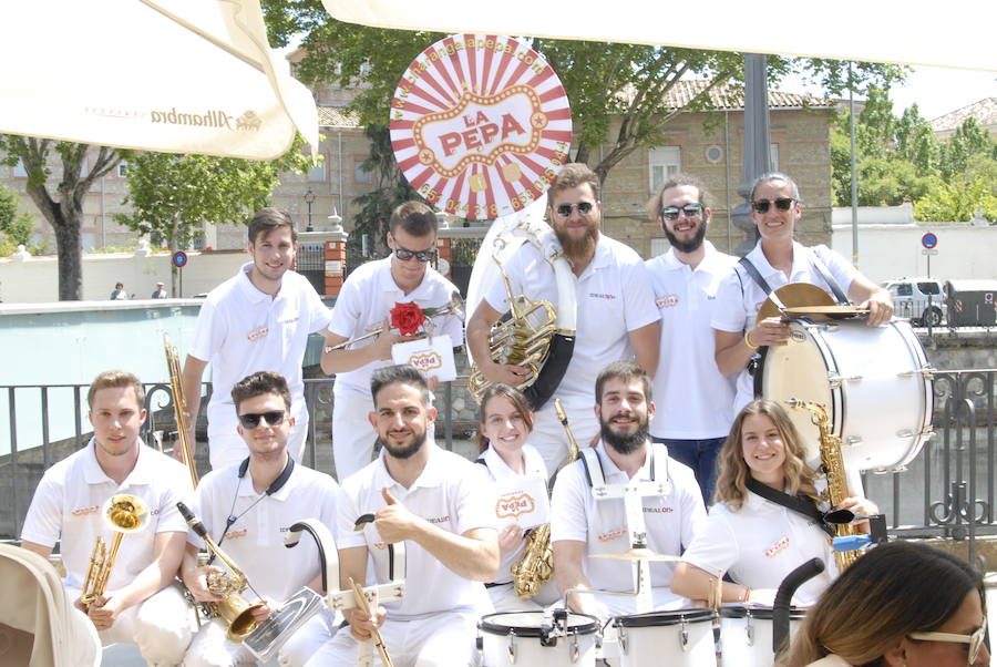 Las Titas en el centro de la ciudad vuelve a presumir del mejor ambiente con muchos amigos de IDEAL. Las mejores imágenes de este Corpus, en este  enlace