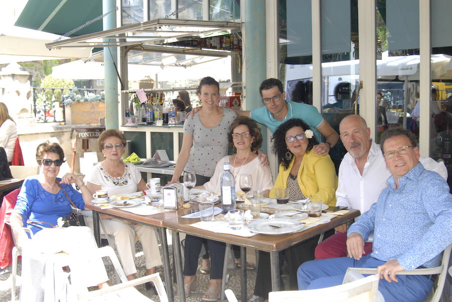 Las Titas en el centro de la ciudad vuelve a presumir del mejor ambiente con muchos amigos de IDEAL. Las mejores imágenes de este Corpus, en este  enlace