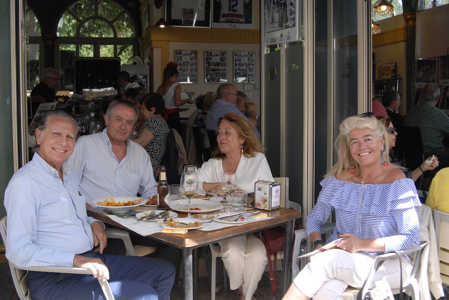 Las Titas en el centro de la ciudad vuelve a presumir del mejor ambiente con muchos amigos de IDEAL. Las mejores imágenes de este Corpus, en este  enlace