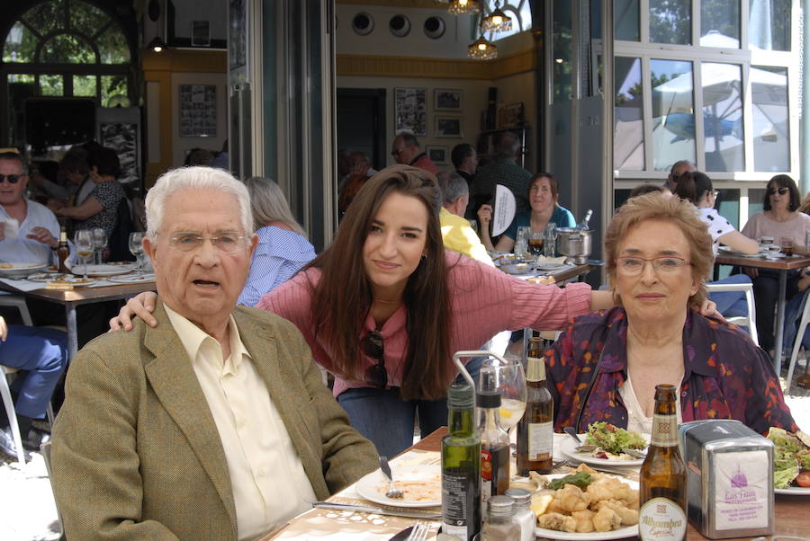 Las Titas en el centro de la ciudad vuelve a presumir del mejor ambiente con muchos amigos de IDEAL. Las mejores imágenes de este Corpus, en este  enlace