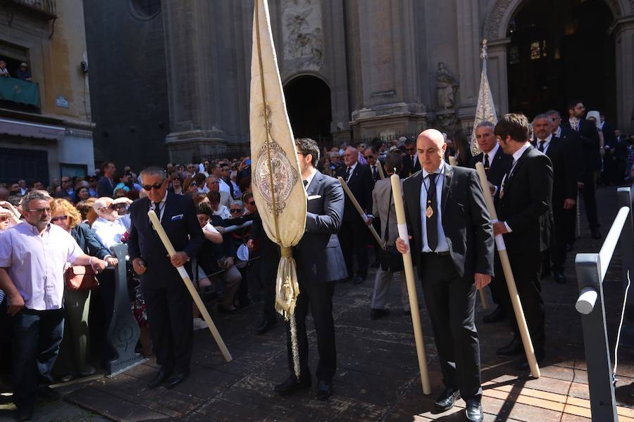 El extenso cortejo ha mezclado los elementos civiles y religiosos en un colorido desfile que ha sido seguido por miles de personas en la calle. Puede ver más fotos del Corpus en  este enlace . 