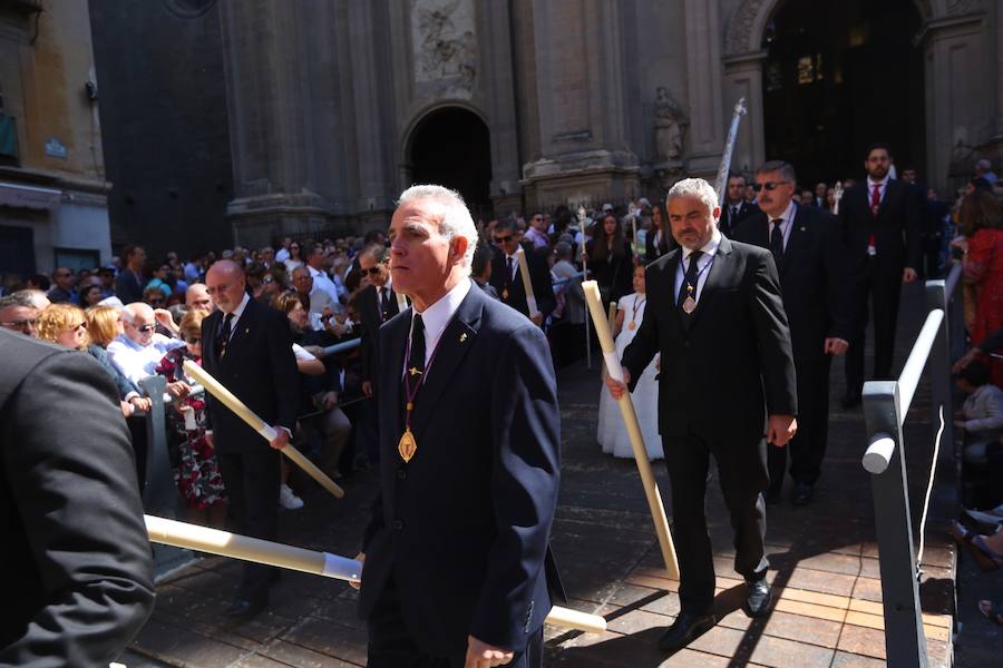 El extenso cortejo ha mezclado los elementos civiles y religiosos en un colorido desfile que ha sido seguido por miles de personas en la calle. Puede ver más fotos del Corpus en  este enlace . 