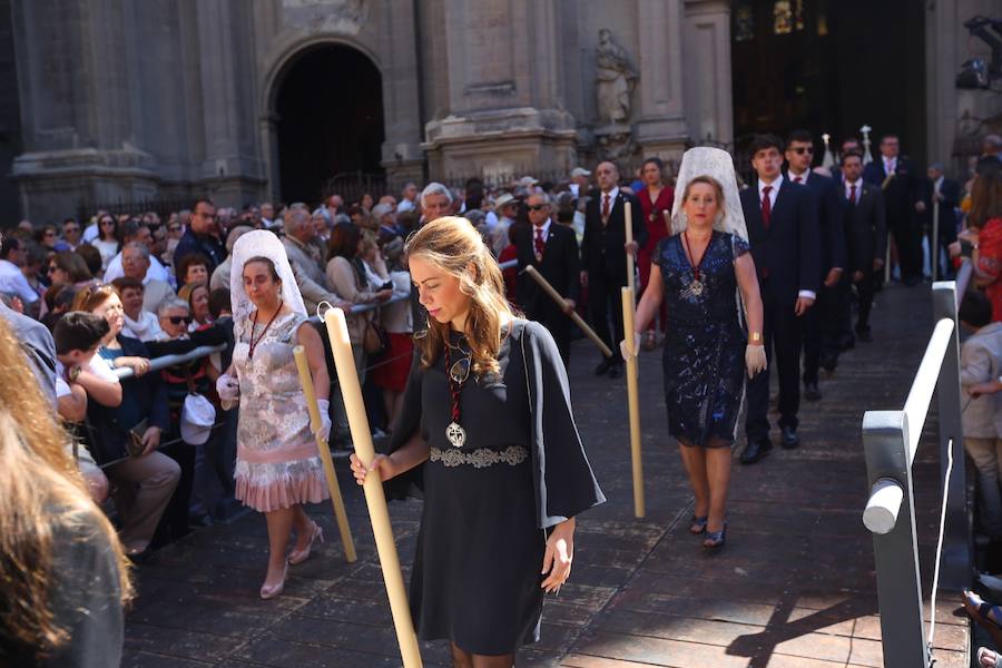 El extenso cortejo ha mezclado los elementos civiles y religiosos en un colorido desfile que ha sido seguido por miles de personas en la calle. Puede ver más fotos del Corpus en  este enlace . 