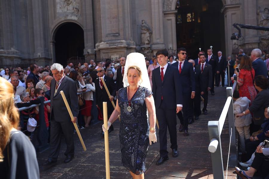 El extenso cortejo ha mezclado los elementos civiles y religiosos en un colorido desfile que ha sido seguido por miles de personas en la calle. Puede ver más fotos del Corpus en  este enlace . 